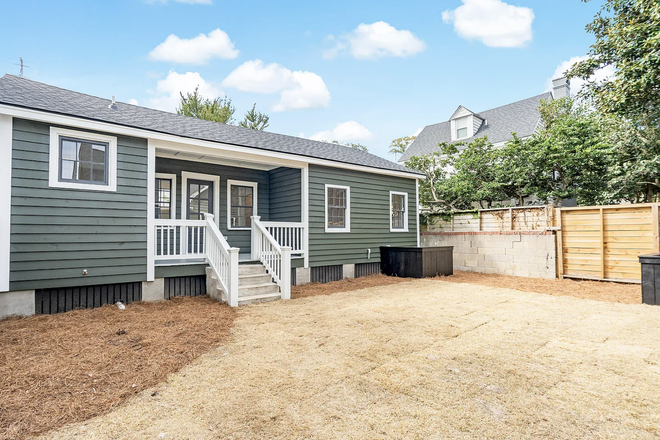Private entrance with fenced-in yard and front porch! - 2 Bed, 1 Bath Rental Downtown CHS available Mid July!