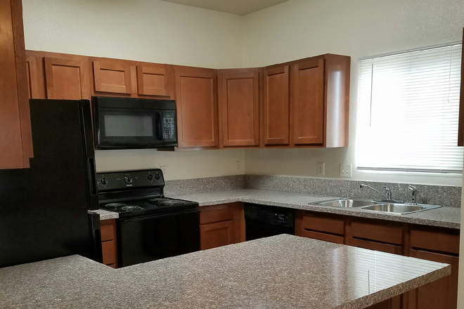 kitchen - 5 BEDROOM 5 BATH HOME WITH UPDATED KITCHEN!