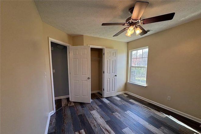 bedroom - Great House less than 5 miles to campus