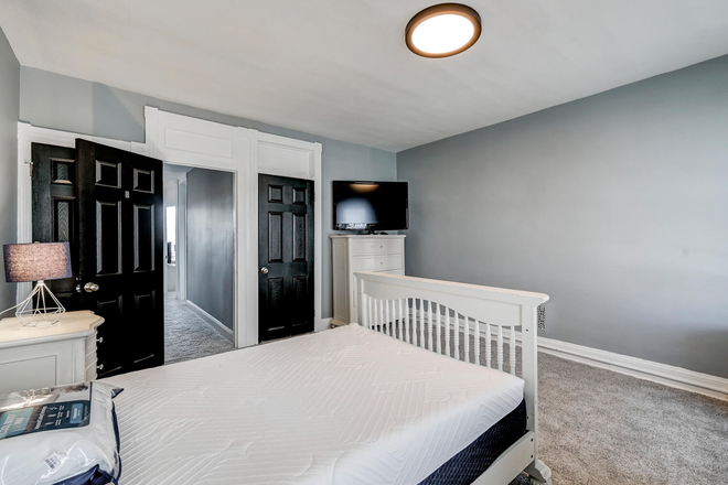 Master bedroom - Room facing quiet tree lined street, 10 min walk or 5 min bike ride to Homewood campus: