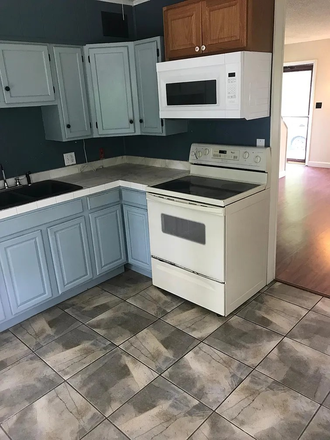 Kitchen - Spacious 4-Bedroom Home Near Eastern Connecticut State University