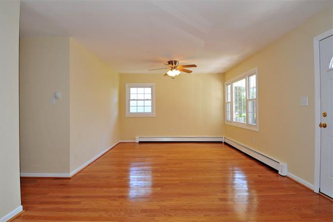 Living room - 3 large bedrooms in house close to campus with garage