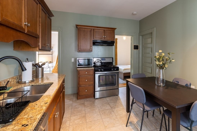 living - LOCATION!! SPACIOUS 4 BED WITH IN-UNIT LAUNDRY, AVAIL 9/1/26!! Apartments