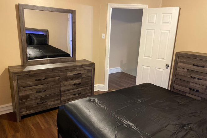 Middle bedroom - 1809 Chew House