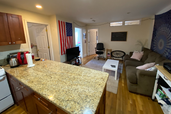 ! - Sunny NO FEE 3 bed right near BU & B line. HT/HW included, great kitchen! Ref# 185329613 Apartments