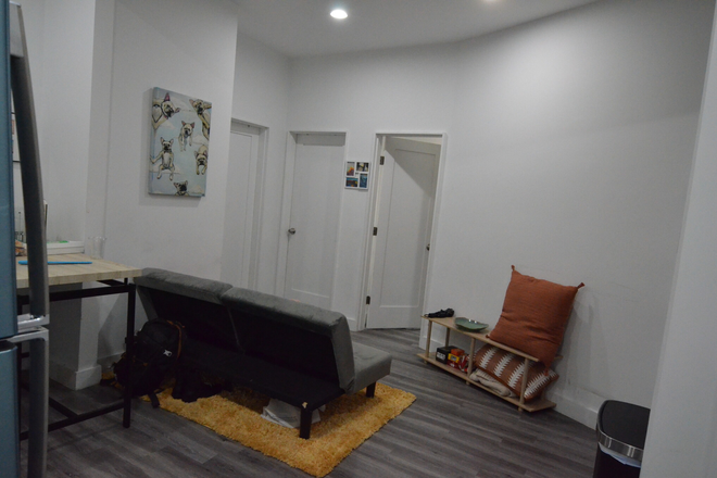 Living room - Renovated 3 bed in Fenway!! Front facing! H&hw incl