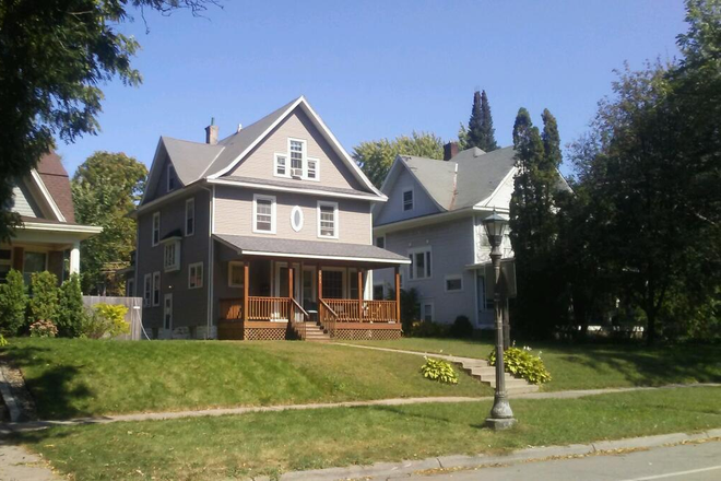 Front - 5 Blocks to Campus! 1991 Marshall Ave. Two Bedrooms, Kitchen, Living Room, Bathroom, Yard a Apartments