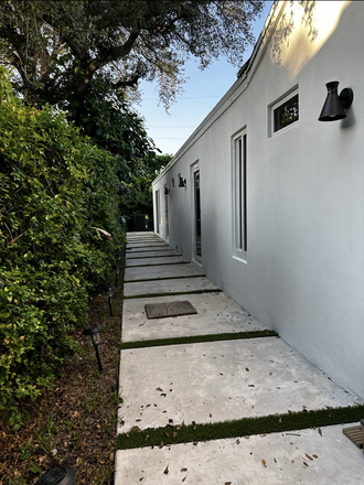 Access to Unit - Modern Studio for UM students - Close to Campus - Walkable distance Apartments