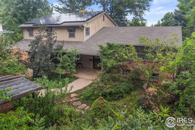Exterior of house on quiet cul de sac - 240 Abbey Pl., 1 bedroom available in 6BR/4 bath house, walk to campus and Chautauqua