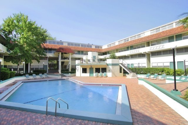 Pool - Bedroom sublease in Courtyards Apartments