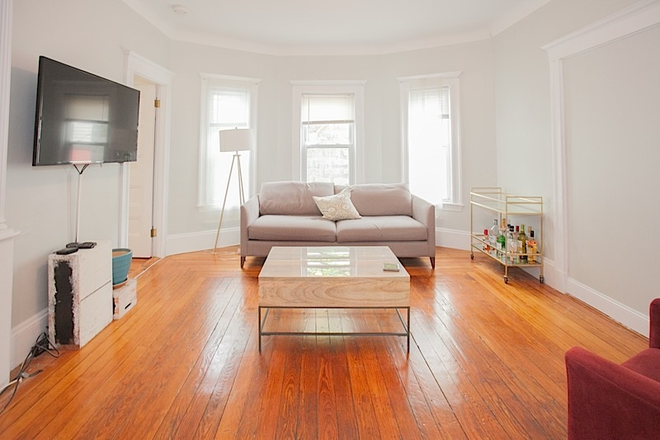 living room - *NO BROKERS FEE!* Renovated 3 Bed / 2 Bath Porter Sq! Available 9/1/26!! Apartments