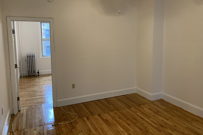 a - 1 bedroom - NO BROKERS FEE - H&HW included - $2600 - Symphony - Cats OK - Laundry in Building Apartments