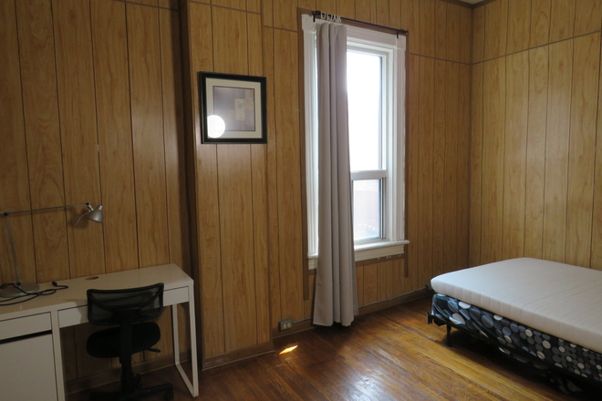 Room with desk and bed - Convienent Rooms walkable to Campus!
