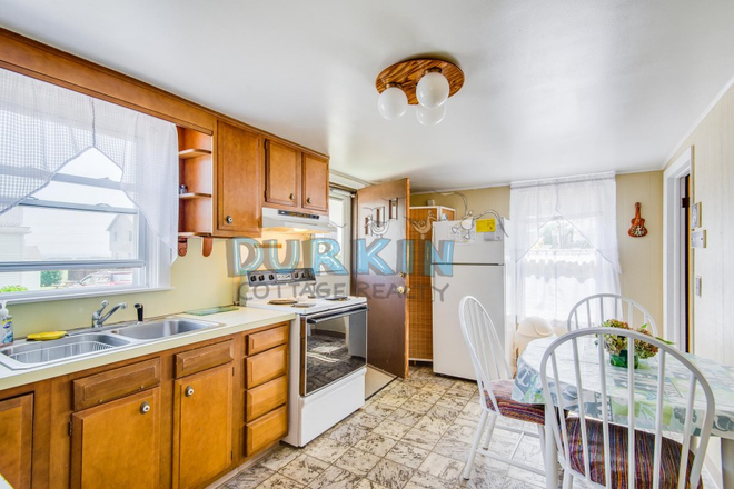 Kitchen - Private Cottage for One with Spacious Deck and Extra Room Apartments