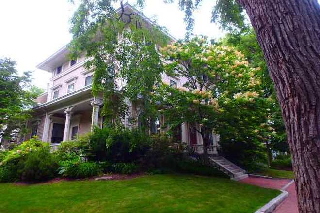 front - No fee ! fantastic location! large condo apartment 1.5 bed. private deck near HSQ