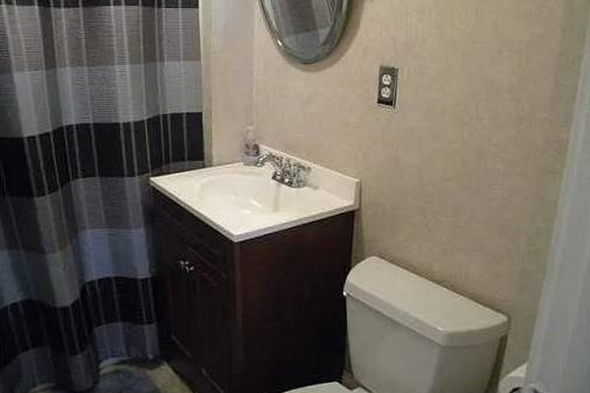 Bathroom - Sunny & Charming 2-Bedroom Apartment – Tufts Area, Medford
