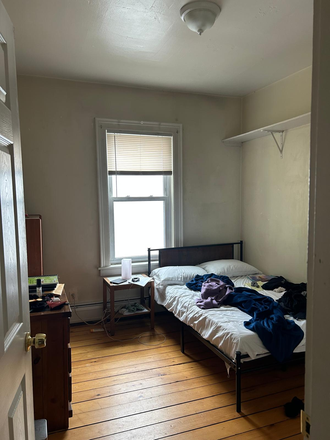 This is the room available for rent. its on the ground floor. - Highland avenue