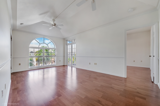 living room - University Inn Condo 2Bed/2Bath PENTHOUSE unit directly across from UM!