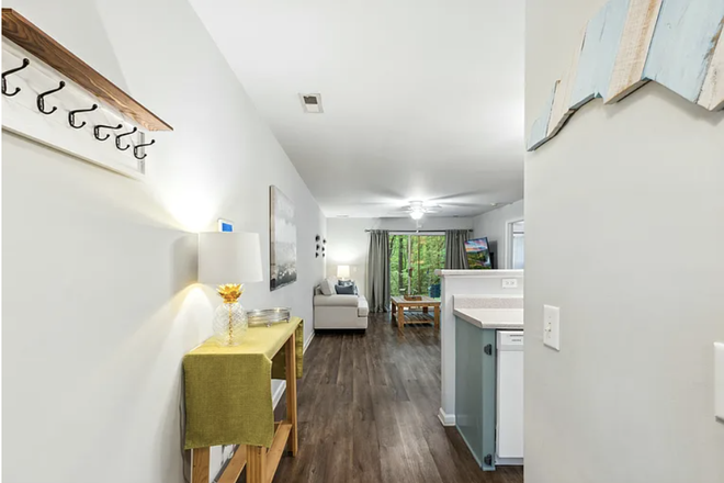 Entrance - Bedroom/Bathroom Suite Close to Campus (All in unit appliances)