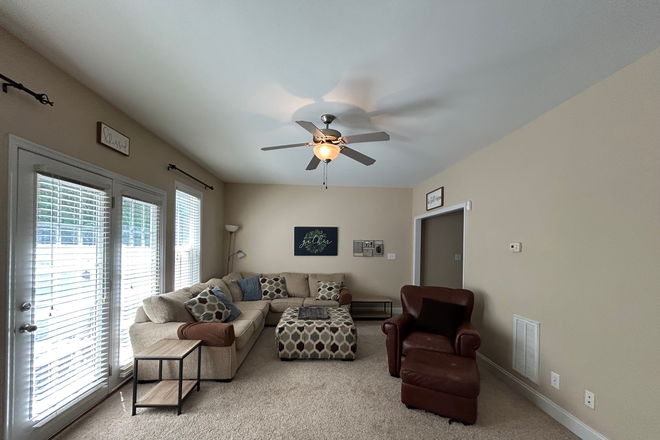 Living Room - Beautiful townhouse near Liberty Campus