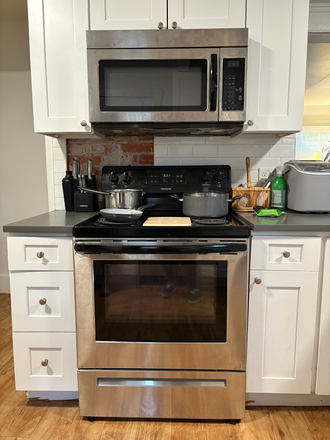 Oven and microwave - Pennsylvania Avenue - Spacious House and Room For Sublet Starting January 2026