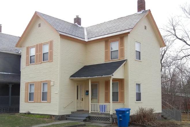 Outside street view - 1 bedroom for rent next to UVM House