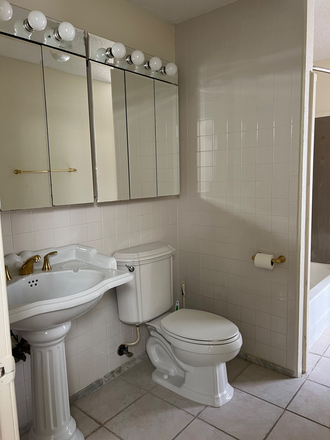 Bathroom - Audubon Park Traditional Styling. High Ceilings. Hardwood Flooring.Upstairs Unit. Duplex