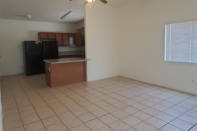 Granite kitchen - Only a few blocks from the REC! 5 bed 4 bath home