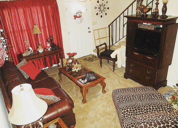 The University Of Alabama Off Campus Housing Search Deana S Deana S Townhomes Living Room