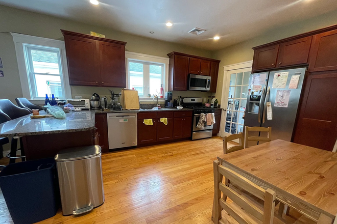 Kitchen - ROOM AVAILABLE IN 4 BED 1 BATH UNIT, 5 MINUTES TO FLETCHER, 15 MINUTES TO MEDFORD/TUFTS GREEN LINE Duplex