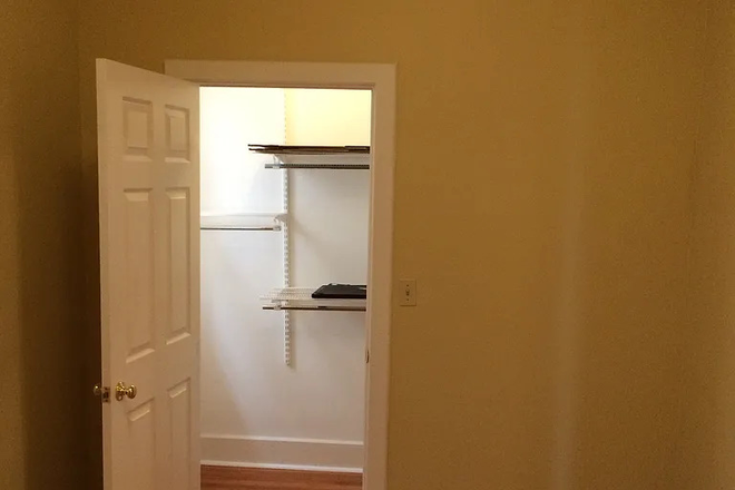 Bedroom for rent w/closet - 2 bed, 1 bath Wrigleyville Apartment/Room