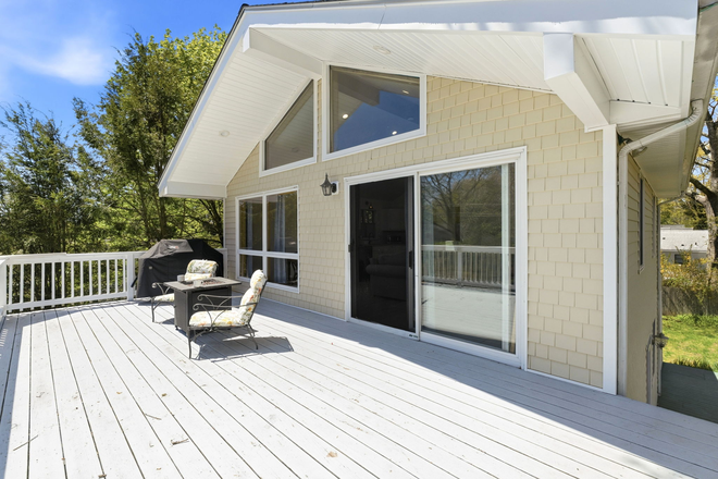 Deck - Newly Renovated 3BR/2BA South Kingstown Academic Year Rental House