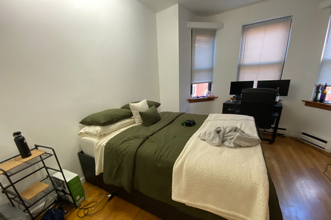 bed - Beautiful 2bd 1ba with Exposed Brick (North End) Apartments