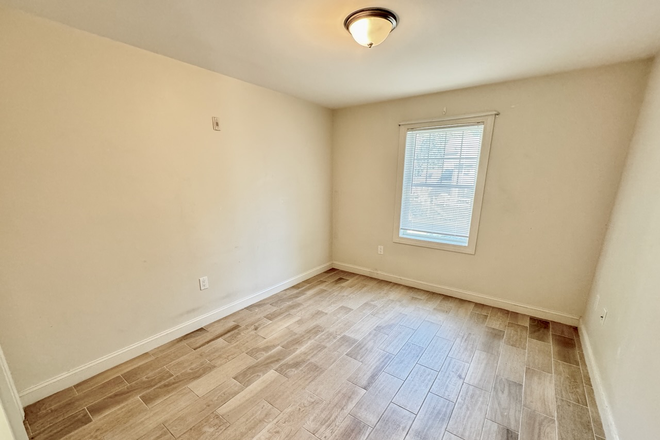 Bedroom #1 - 4 Bed 2 Bath Single Family! Great Grad Housing Off-Campus!!