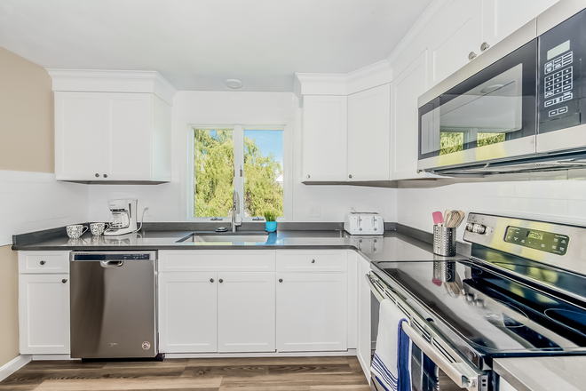 Kitchen - Available for a group of 5! Gorgeous raised ranch! House