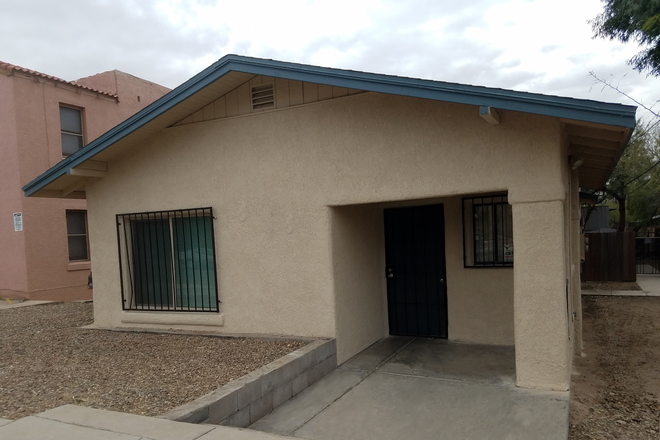 Front of the home - 5 Bedroom so close you can touch Speedway!! Great location