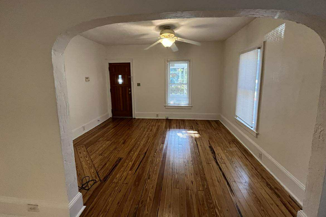 Foyer room - Cozy 2 bedroom 1 bathroom 2 minute drive from campus