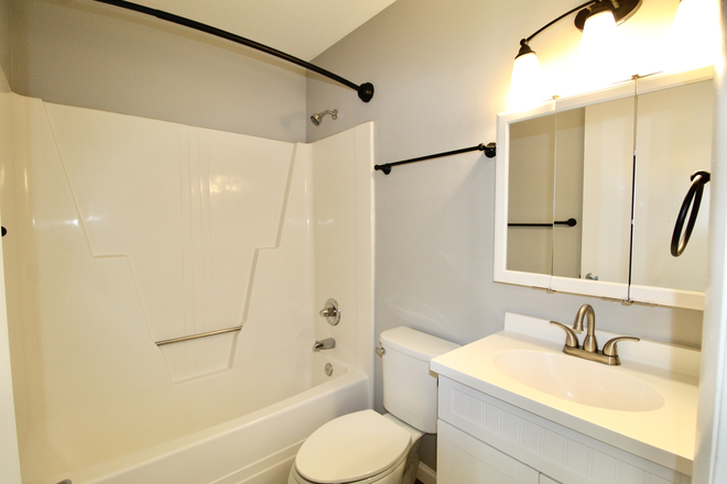 bathroom - Hunters Ridge - 5 bed - 3 bath loft apartment for rent!