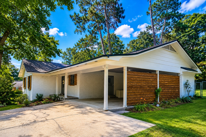 Driveway/carport - 2 Bed, 1 Bath near USM with Fenced-In Backyard - Pet Friendly House
