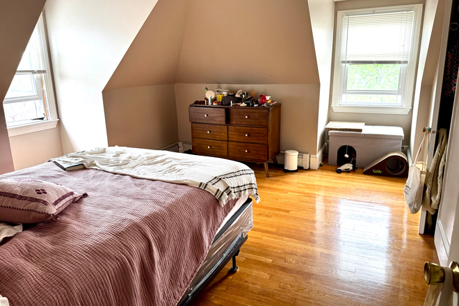 Bedroom - Beautiful One Bedroom Apartment. Full Living Room. Walk to Brown.