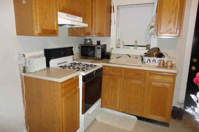 kitchen - Great location! efficiency apartment in Central sq.