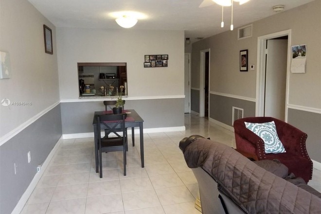 Living area - Woodside at Kendall, Available 1st of July, 1-Bedroom Apartment, near University