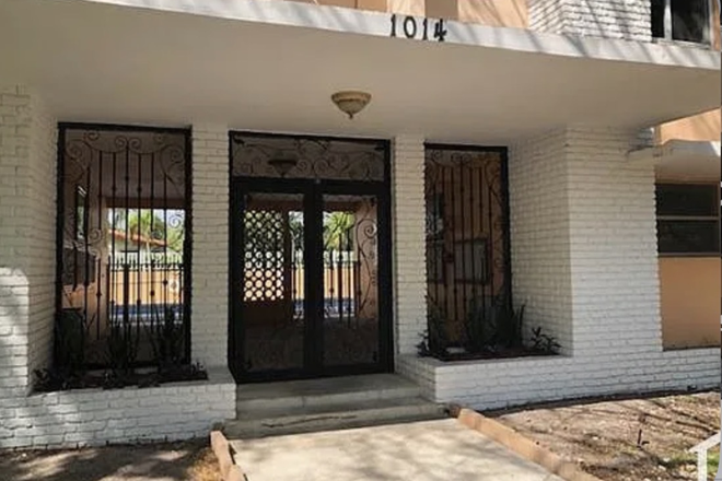 Building entrance - 1 Bedroom Downtown Coral Gables and 3.7 miles from UM