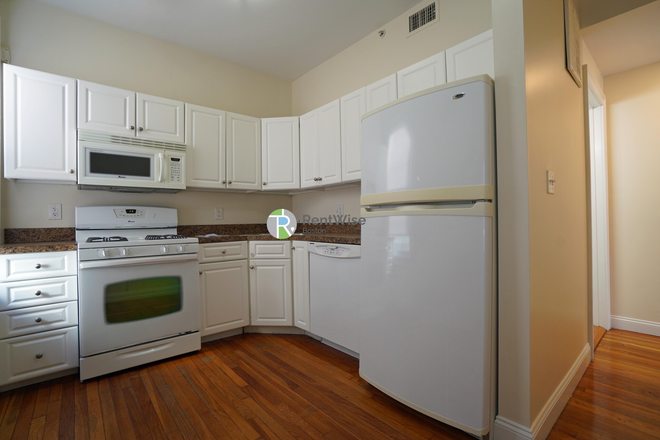 1 - SEPT 2026 | Allston 2 Bed, 2 Bath | Central A/C | Hardwood Floors | Pet Friendly! | No Broker Fees! Apartments
