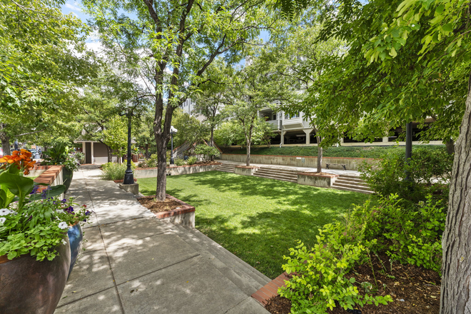 common green space - Pearl Street Spring lease - 1bed 1 bath + loft, flatiron views!