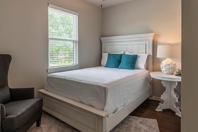 this bed frame isnt here and you will need a bedframe and matress - Russell street near campus Apartments