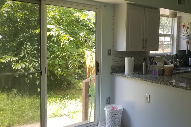 kitchen - Rooms in thome for females-Haymarket Ct-East Windsor