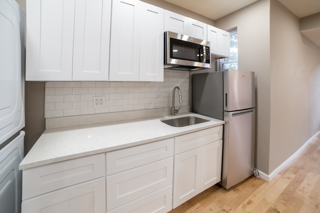 Kitchen - Beautiful Bright Studio Steps From Campus Apartments