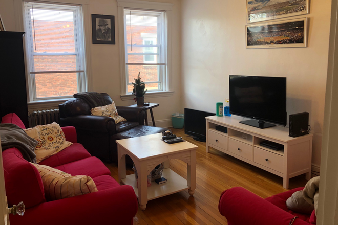 living room - Sunny top floor 2 bed with deck for 9/1 - NO FEE!