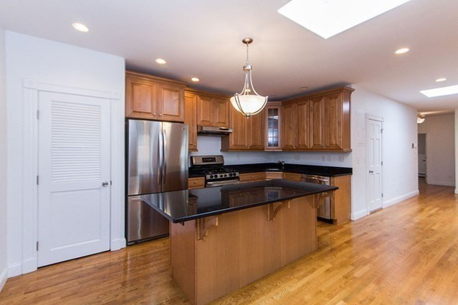 . - HUGE 2 Bed / 2 Bath w/ LAUNDRY IN UNIT & Parking!! Available NOW!! Apartments